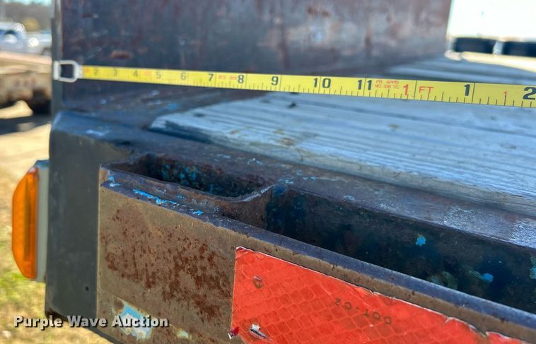 image for item DN0562 1989 Fruehauf  flatbed trailer