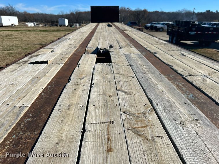 image for item DN0562 1989 Fruehauf  flatbed trailer