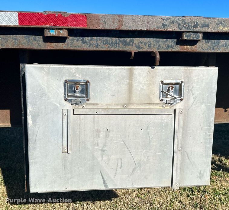 image for item DN0562 1989 Fruehauf  flatbed trailer