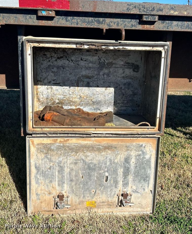 image for item DN0562 1989 Fruehauf  flatbed trailer