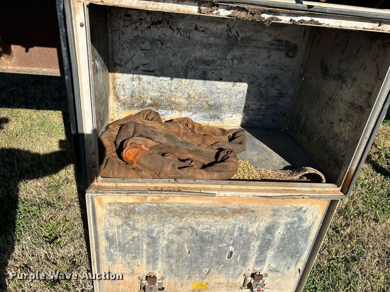 image for item DN0562 1989 Fruehauf  flatbed trailer