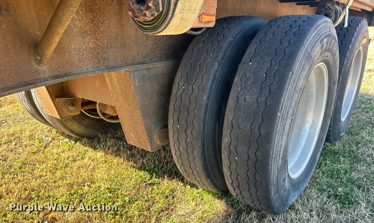 image for item DN0562 1989 Fruehauf  flatbed trailer