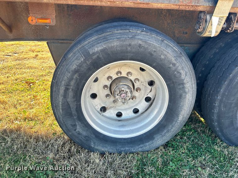 image for item DN0562 1989 Fruehauf  flatbed trailer