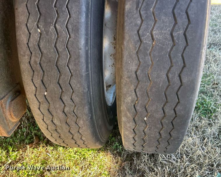 image for item DN0562 1989 Fruehauf  flatbed trailer