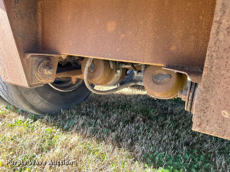 image for item DN0562 1989 Fruehauf  flatbed trailer