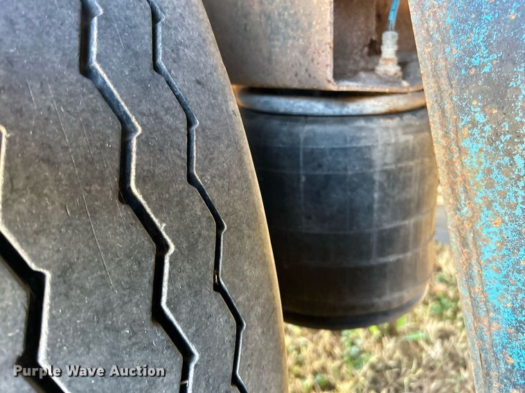 image for item DN0562 1989 Fruehauf  flatbed trailer