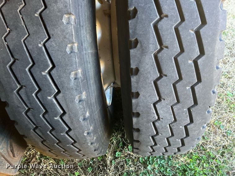 image for item DN0562 1989 Fruehauf  flatbed trailer