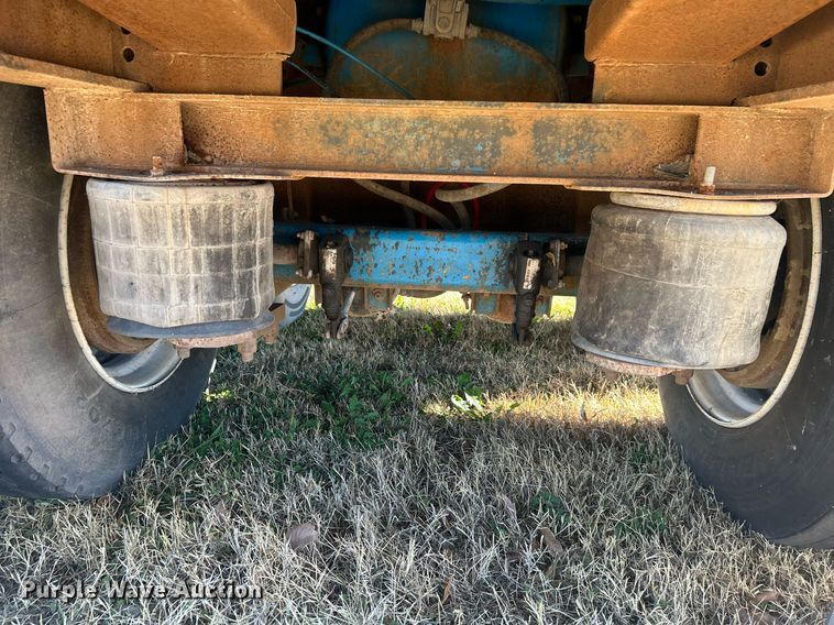 image for item DN0562 1989 Fruehauf  flatbed trailer