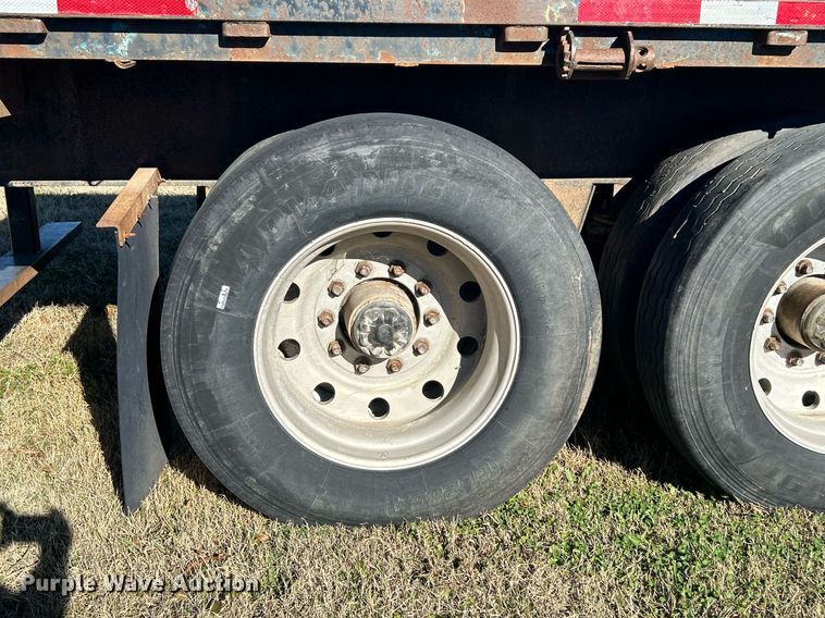 image for item DN0562 1989 Fruehauf  flatbed trailer