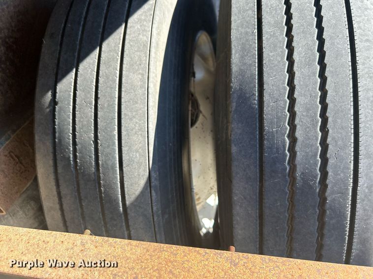 image for item DN0562 1989 Fruehauf  flatbed trailer