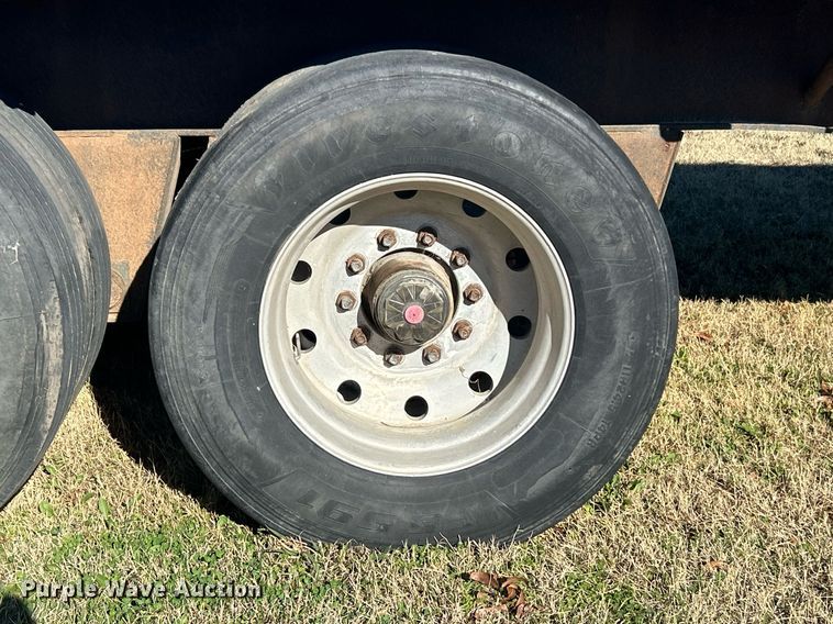 image for item DN0562 1989 Fruehauf  flatbed trailer