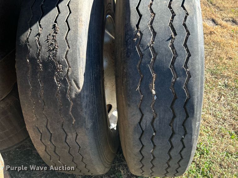 image for item DN0562 1989 Fruehauf  flatbed trailer