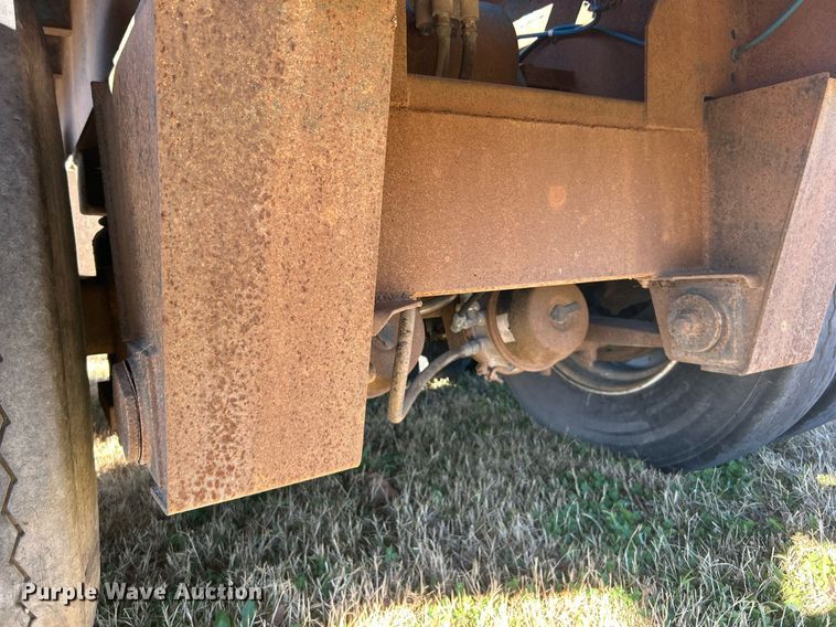 image for item DN0562 1989 Fruehauf  flatbed trailer