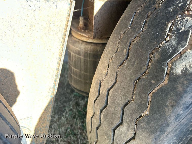 image for item DN0562 1989 Fruehauf  flatbed trailer