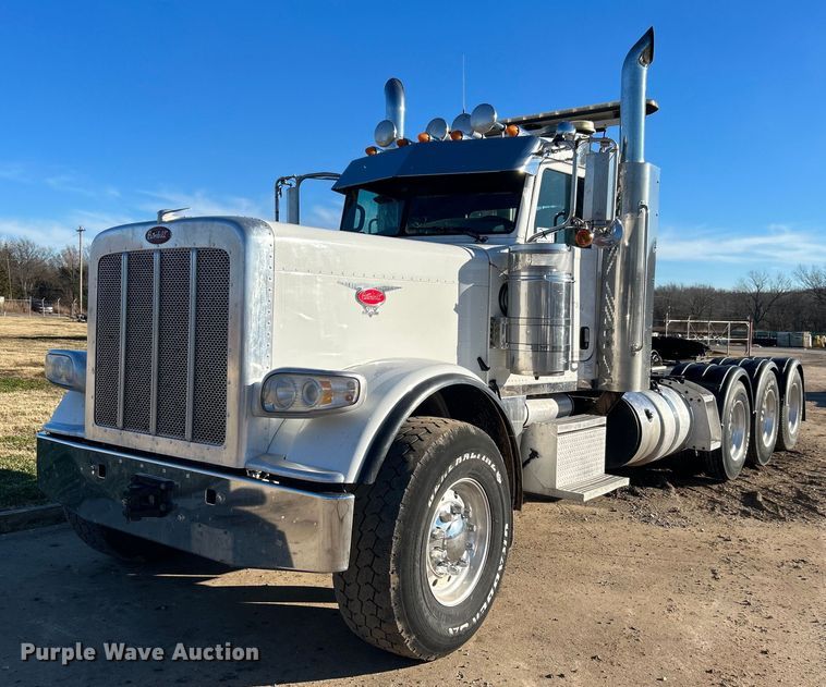 image for item DN0563 2012 Peterbilt 389  semi truck