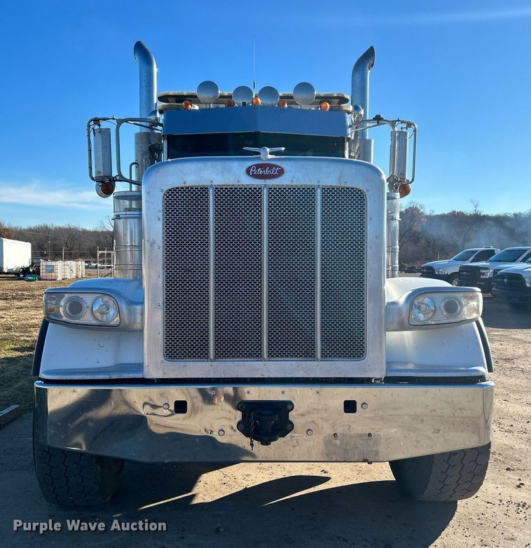 image for item DN0563 2012 Peterbilt 389  semi truck