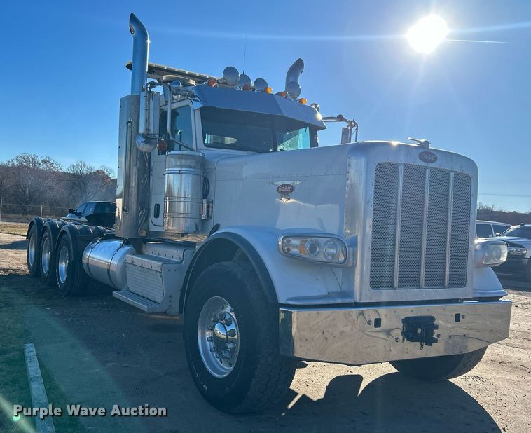 image for item DN0563 2012 Peterbilt 389  semi truck