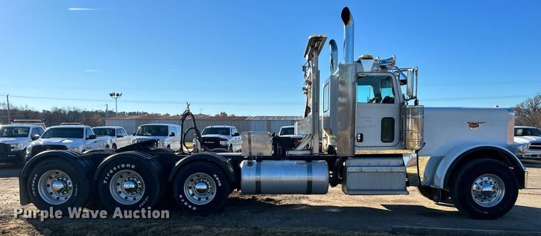 image for item DN0563 2012 Peterbilt 389  semi truck