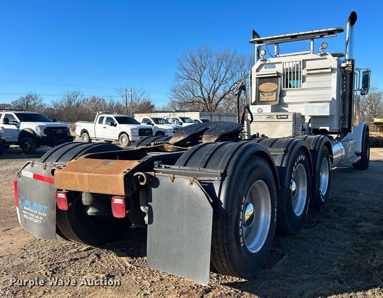 image for item DN0563 2012 Peterbilt 389  semi truck