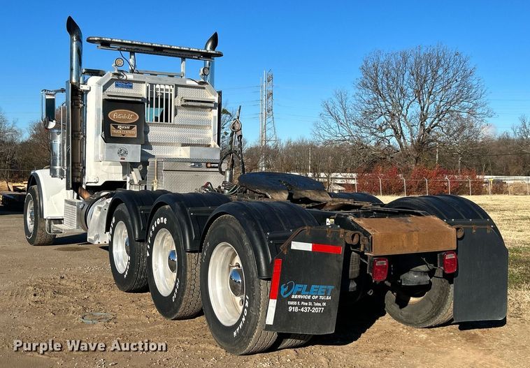image for item DN0563 2012 Peterbilt 389  semi truck