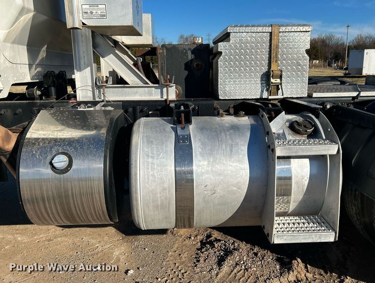 image for item DN0563 2012 Peterbilt 389  semi truck