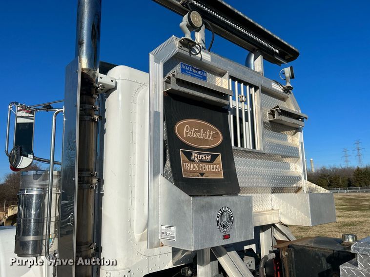 image for item DN0563 2012 Peterbilt 389  semi truck