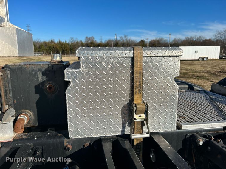 image for item DN0563 2012 Peterbilt 389  semi truck