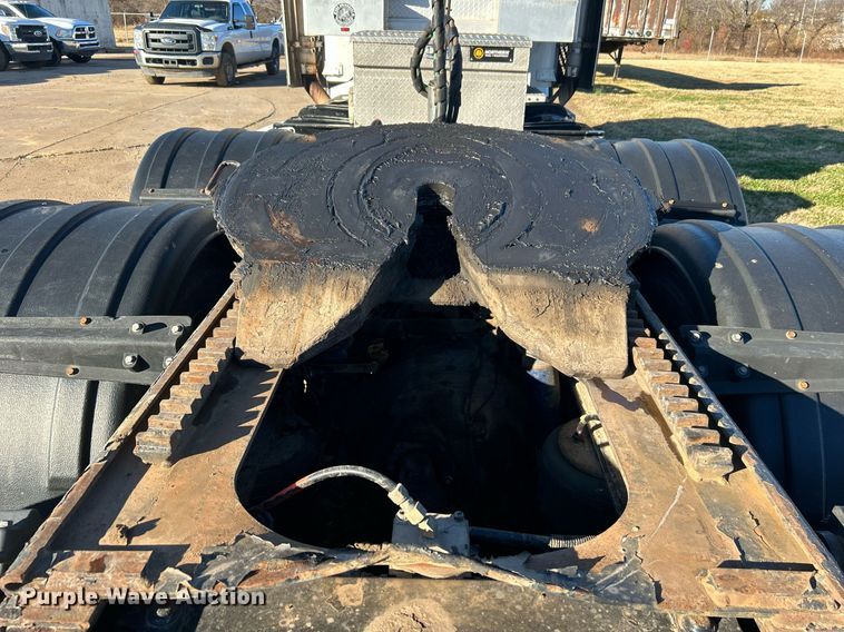 image for item DN0563 2012 Peterbilt 389  semi truck