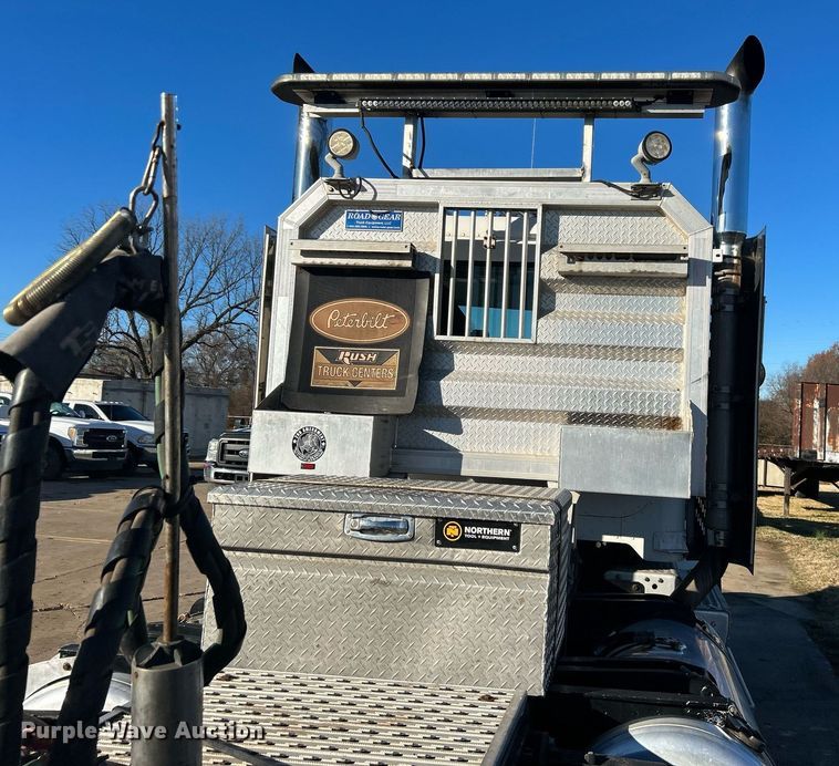 image for item DN0563 2012 Peterbilt 389  semi truck