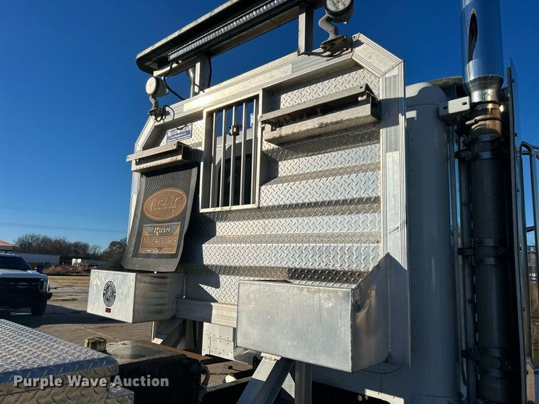 image for item DN0563 2012 Peterbilt 389  semi truck