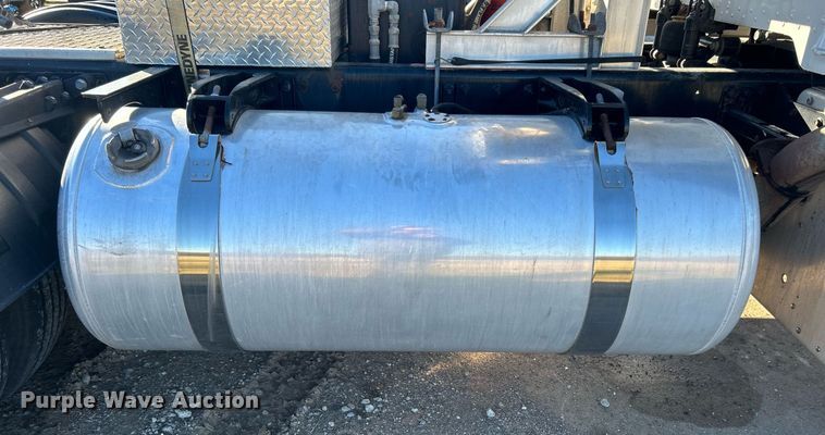 image for item DN0563 2012 Peterbilt 389  semi truck