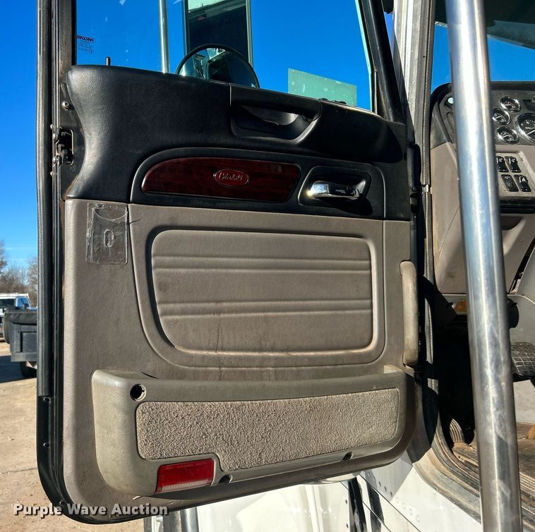 image for item DN0563 2012 Peterbilt 389  semi truck