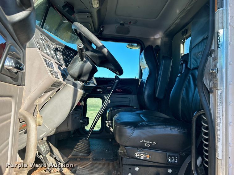 image for item DN0563 2012 Peterbilt 389  semi truck