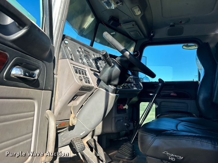 image for item DN0563 2012 Peterbilt 389  semi truck