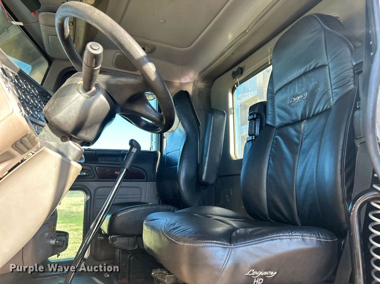 image for item DN0563 2012 Peterbilt 389  semi truck