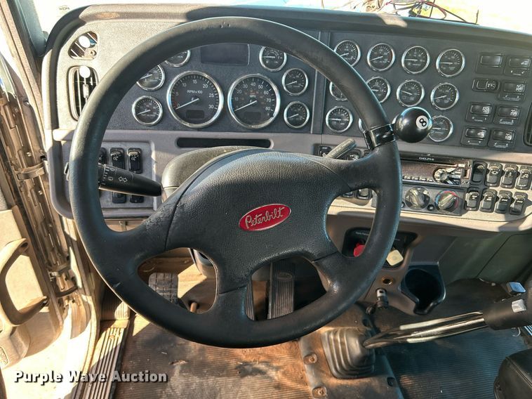 image for item DN0563 2012 Peterbilt 389  semi truck