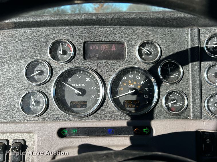 image for item DN0563 2012 Peterbilt 389  semi truck
