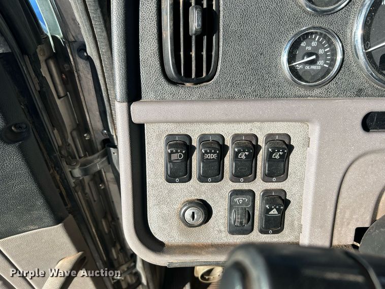 image for item DN0563 2012 Peterbilt 389  semi truck