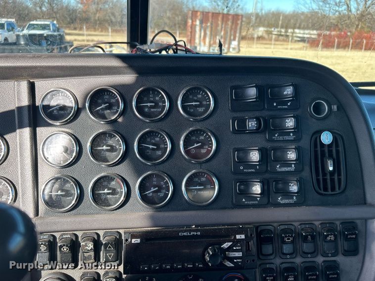 image for item DN0563 2012 Peterbilt 389  semi truck