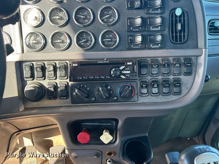 image for item DN0563 2012 Peterbilt 389  semi truck