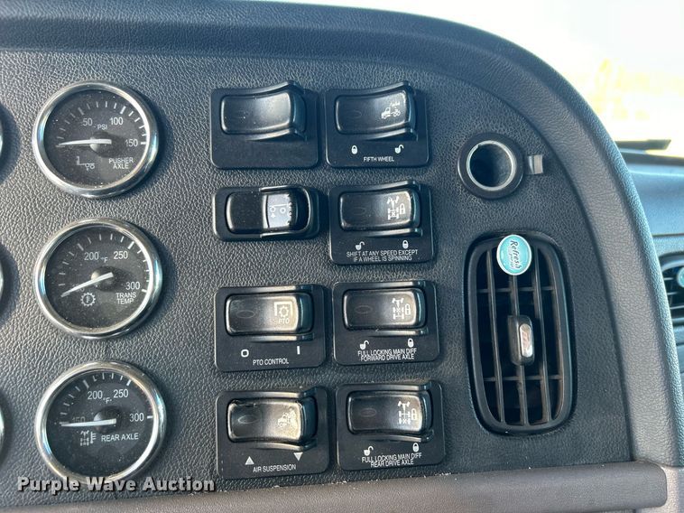 image for item DN0563 2012 Peterbilt 389  semi truck