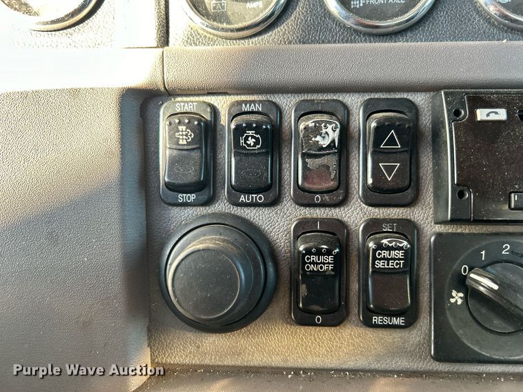image for item DN0563 2012 Peterbilt 389  semi truck