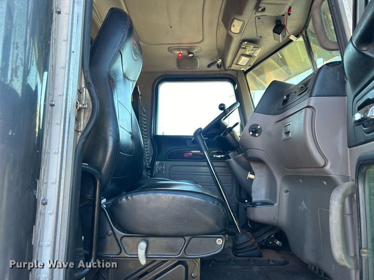 image for item DN0563 2012 Peterbilt 389  semi truck