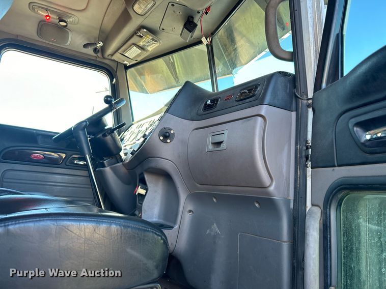 image for item DN0563 2012 Peterbilt 389  semi truck