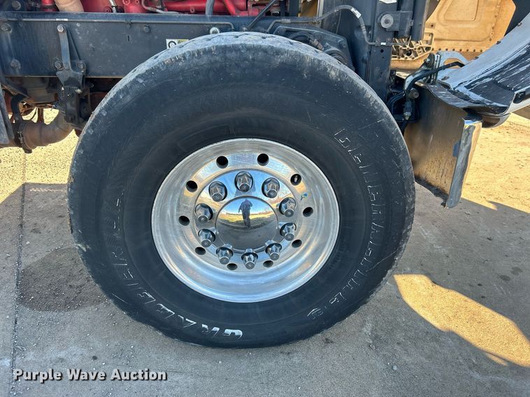 image for item DN0563 2012 Peterbilt 389  semi truck