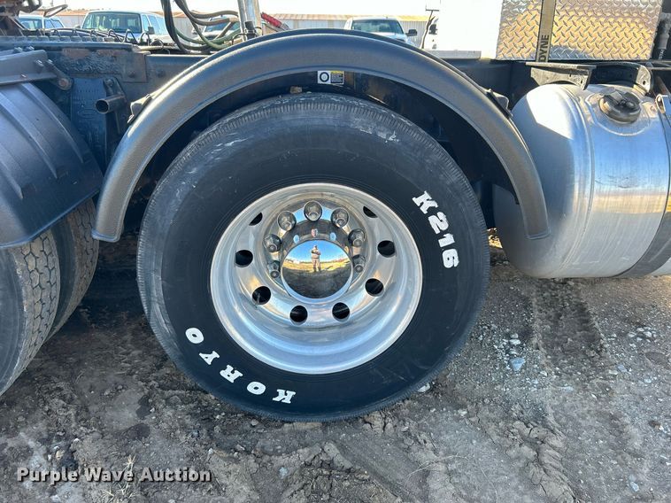 image for item DN0563 2012 Peterbilt 389  semi truck