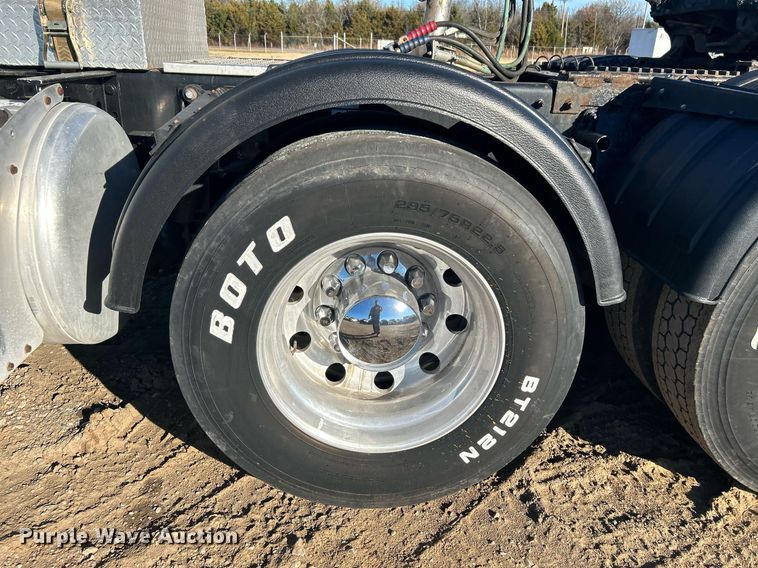image for item DN0563 2012 Peterbilt 389  semi truck