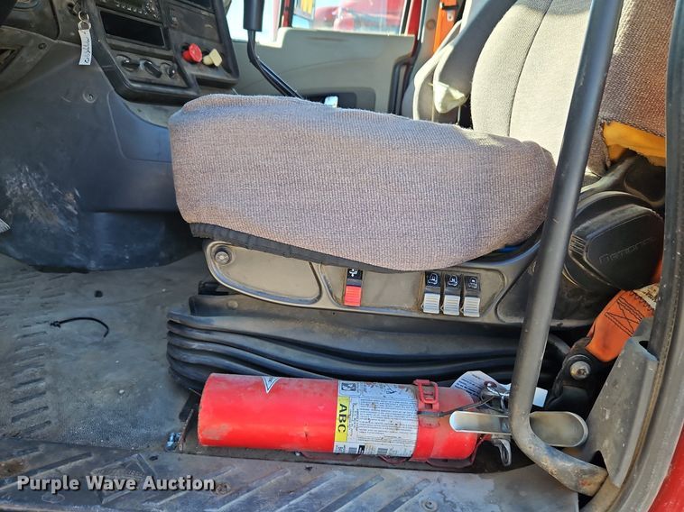 image for item DN7071 2013 International ProStar Plus  semi truck