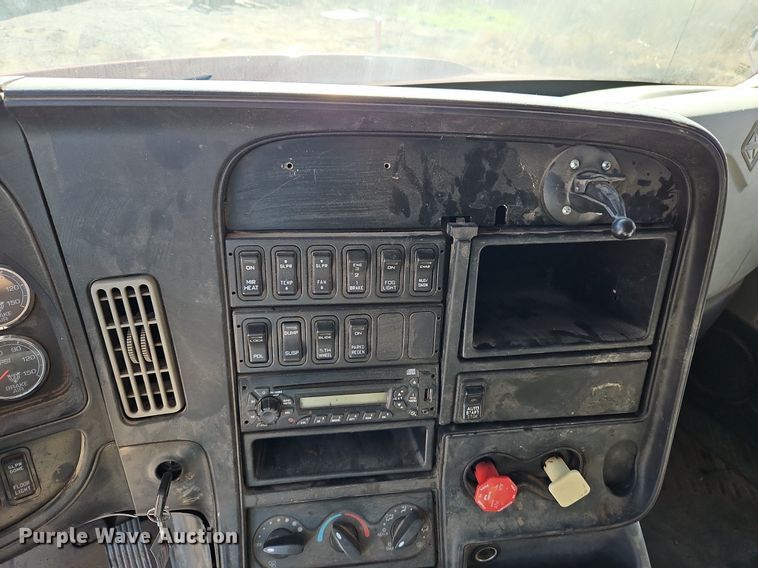 image for item DN7071 2013 International ProStar Plus  semi truck