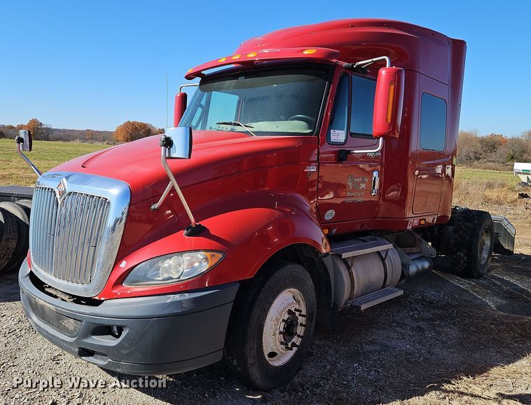 image for item DN7072 2013 International  Prostar Plus semi truck